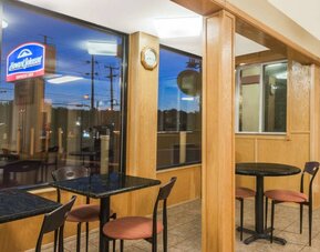 Dining area at Howard Johnson Express Inn - Rocky Hill.