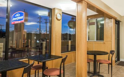 Dining area at Howard Johnson Express Inn - Rocky Hill.