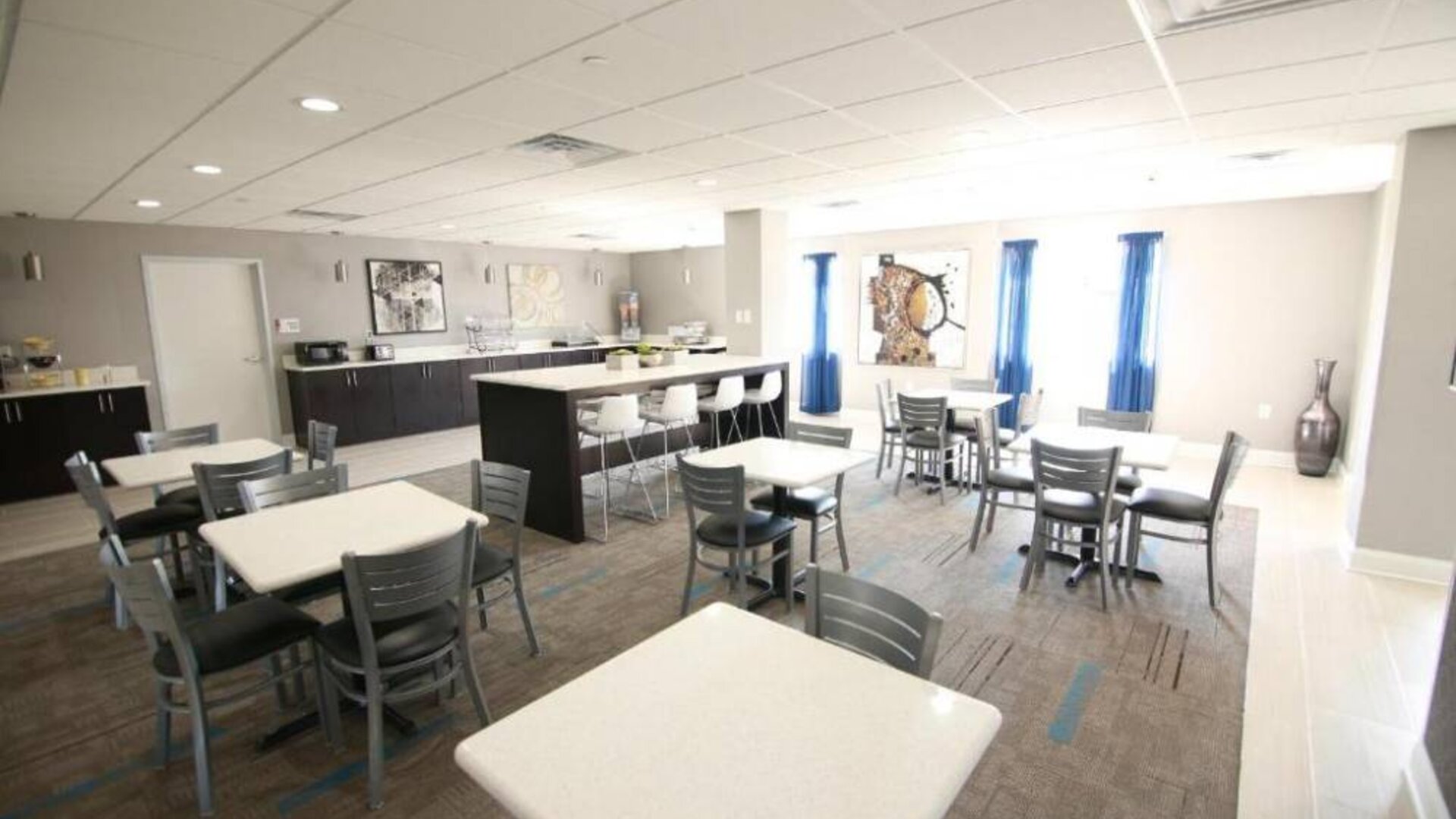 Dining area perfect for coworking at Home Inn & Suites.