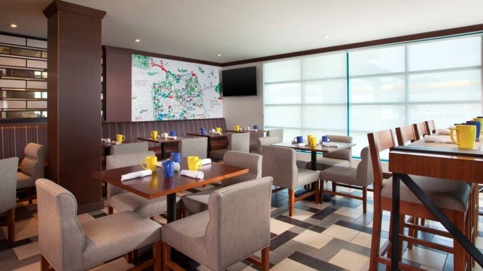 Dining area perfect for coworking at Four Points By Sheraton San Francisco Airport.
