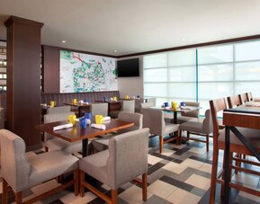 Dining area perfect for coworking at Four Points By Sheraton San Francisco Airport.
