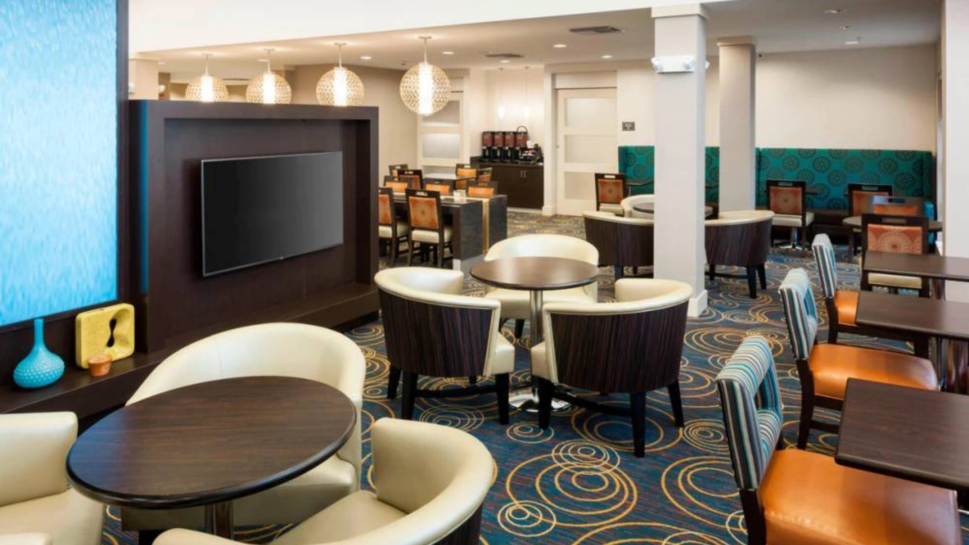 Dining area perfect for coworking at Residence Inn Fort Lauderdale Airport & Cruise Port.