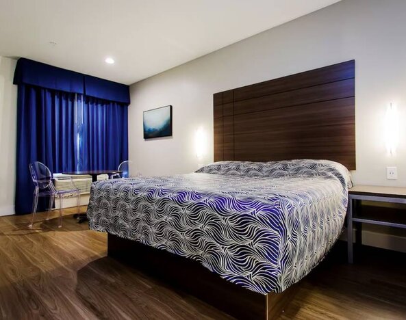 Day use room with dining table at Palace Inn Blue Gessner.