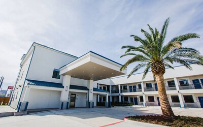 Hotel exterior at Palace Inn Blue Gessner.
