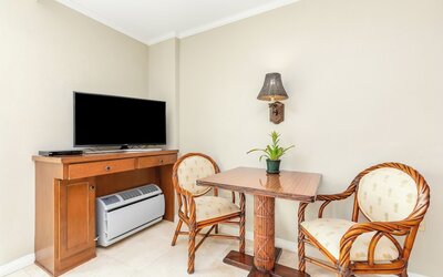 Luana Waikiki Hotel & Suites