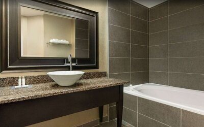 Travelodge by Wyndham Hotel & Convention Centre Quebec City