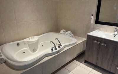 Travelodge by Wyndham Hotel & Convention Centre Quebec City