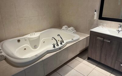 Travelodge by Wyndham Hotel & Convention Centre Quebec City