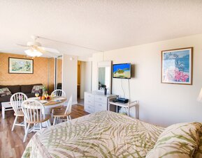 Renovated Pacific Monarch Studio Near Waikiki Beach