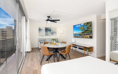 Renovated Pacific Monarch Studio Near Waikiki Beach