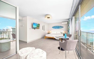 Renovated Pacific Monarch Studio Near Waikiki Beach