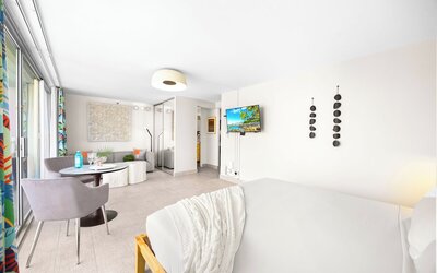 Renovated Pacific Monarch Studio Near Waikiki Beach