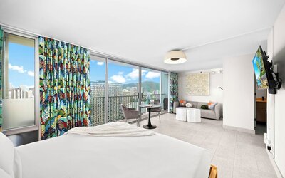 Renovated Pacific Monarch Studio Near Waikiki Beach