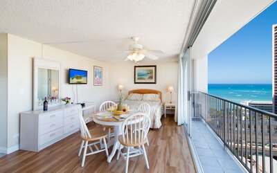 Renovated Pacific Monarch Studio Near Waikiki Beach