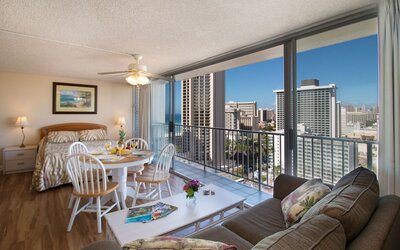 Renovated Pacific Monarch Studio Near Waikiki Beach