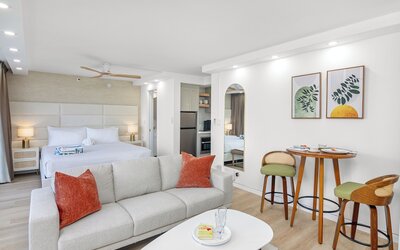 Renovated Pacific Monarch Studio Near Waikiki Beach