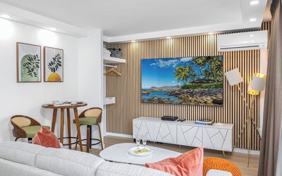 Renovated Pacific Monarch Studio Near Waikiki Beach