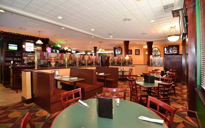 Dining area perfect for coworking at Best Western Plus BWI Airport Arundel Mills.
