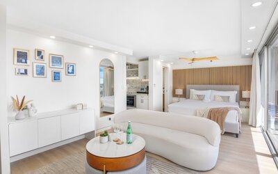 Renovated Pacific Monarch Studio Near Waikiki Beach