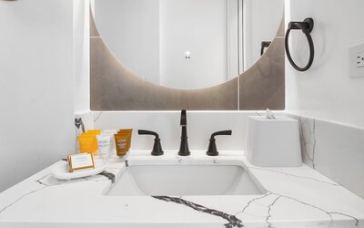 Renovated Pacific Monarch Studio Near Waikiki Beach