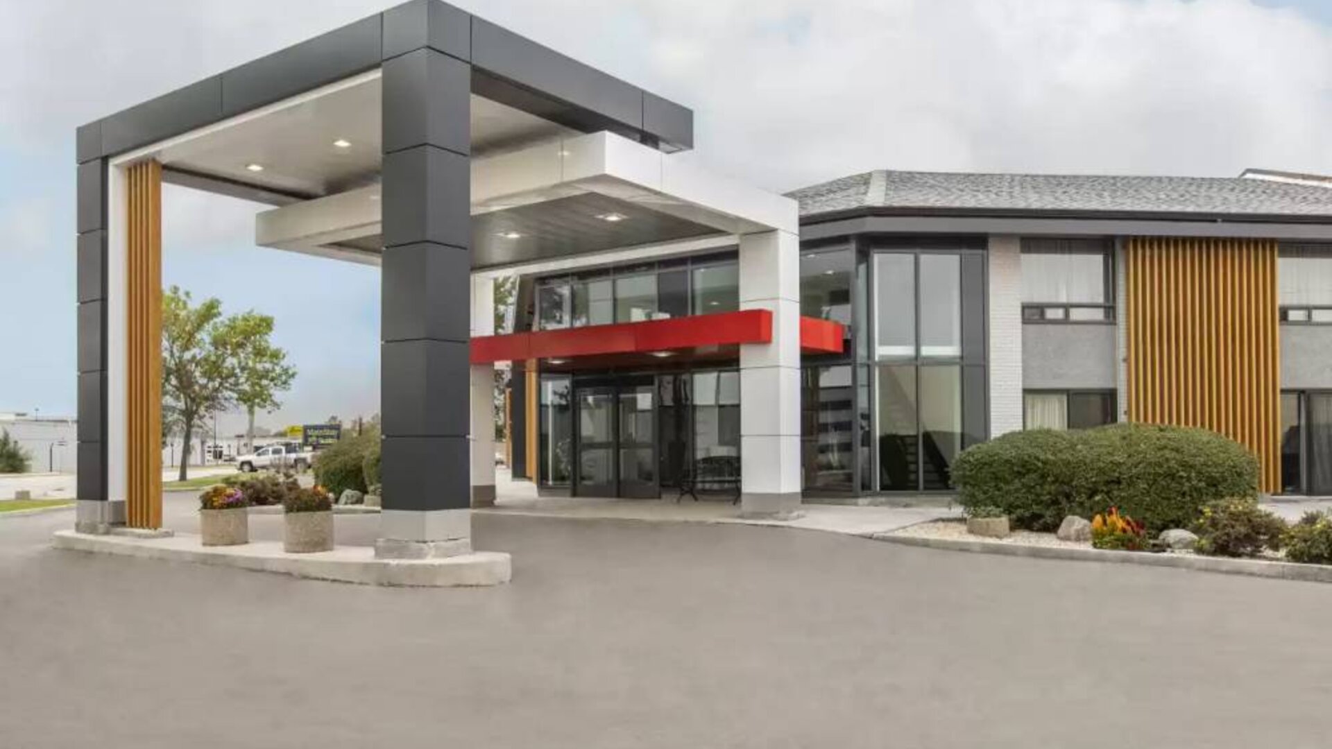 Hotel exterior at Comfort Inn Brossard.