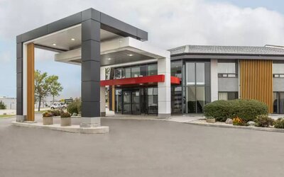 Hotel exterior at Comfort Inn Brossard.