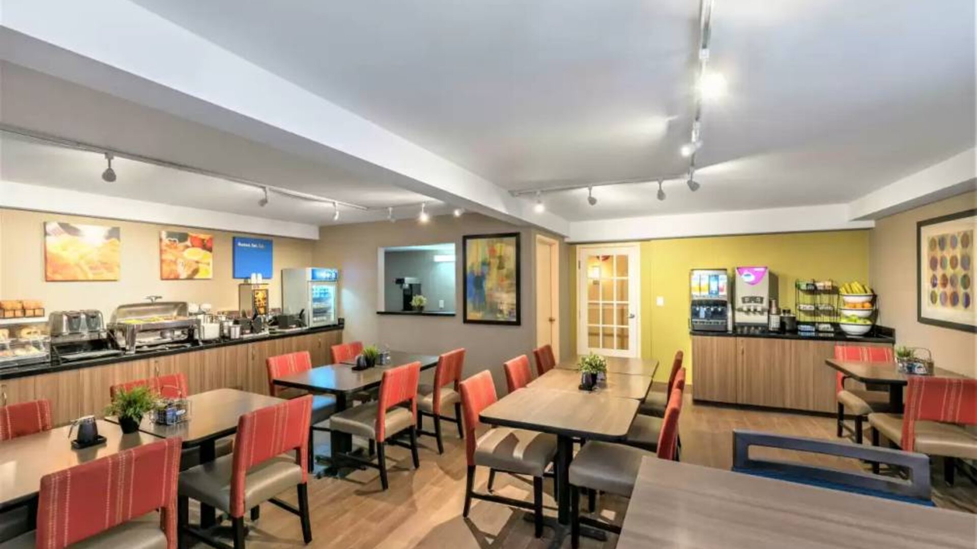 Dining hall and coworking space at Comfort Inn Brossard.