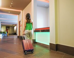 Hôtel Must –  Aéroport de Québec par JARO
