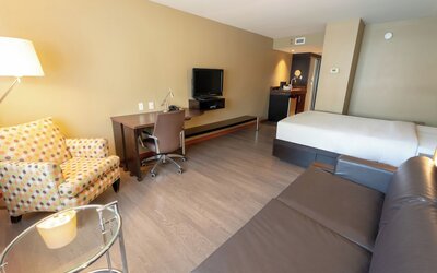 Hôtel Must –  Aéroport de Québec par JARO