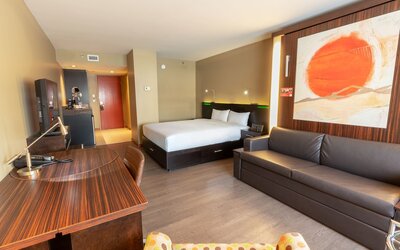Hôtel Must –  Aéroport de Québec par JARO