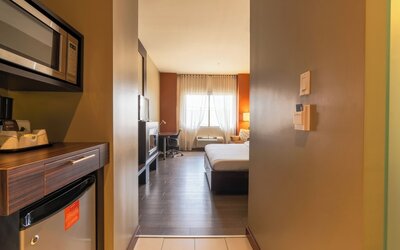 Hôtel Must –  Aéroport de Québec par JARO