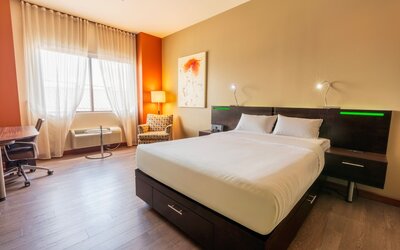 Hôtel Must –  Aéroport de Québec par JARO