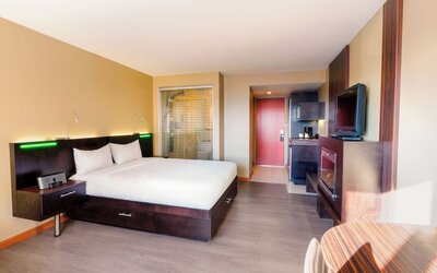Hôtel Must –  Aéroport de Québec par JARO