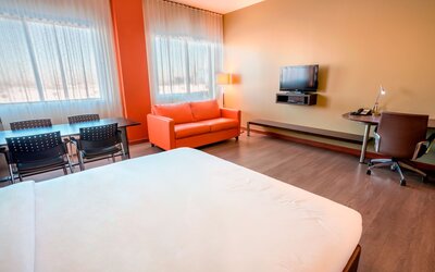 Hôtel Must –  Aéroport de Québec par JARO