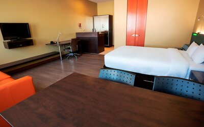 Hôtel Must –  Aéroport de Québec par JARO