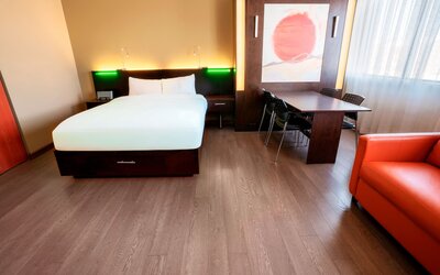 Hôtel Must –  Aéroport de Québec par JARO