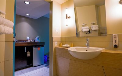 Hôtel Must –  Aéroport de Québec par JARO