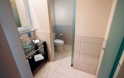 Hôtel Must –  Aéroport de Québec par JARO