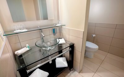 Hôtel Must –  Aéroport de Québec par JARO