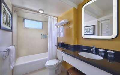 Courtyard by Marriott Waikiki Beach