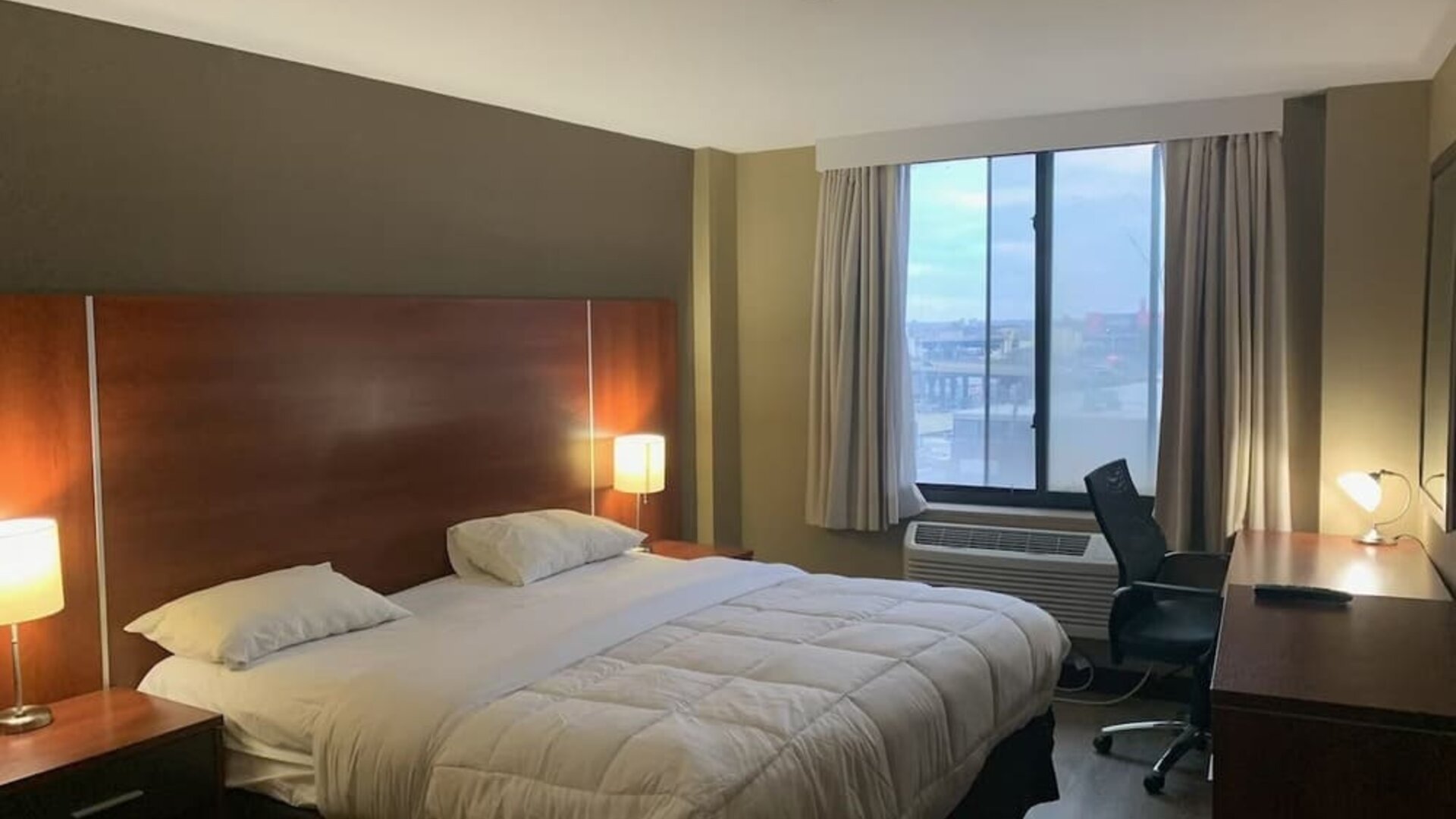 Day use room with work desk at Sky Hotel Flushing - Laguardia Airport.
