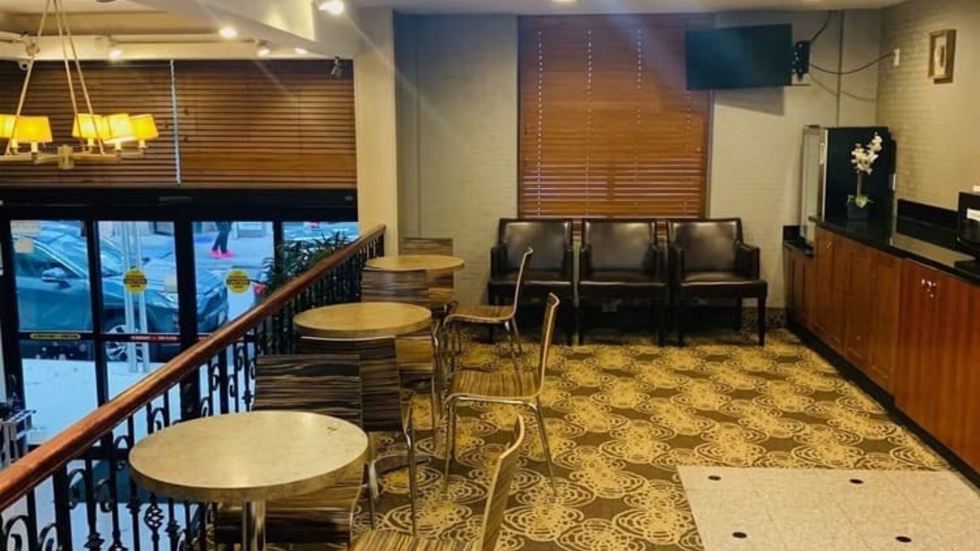 Lounge area at Sky Hotel Flushing - Laguardia Airport.