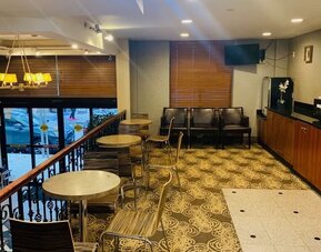 Lounge area at Sky Hotel Flushing - Laguardia Airport.