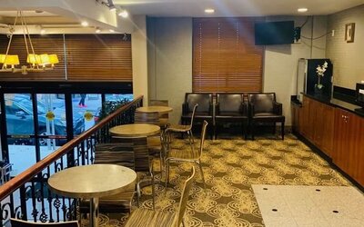 Lounge area at Sky Hotel Flushing - Laguardia Airport.