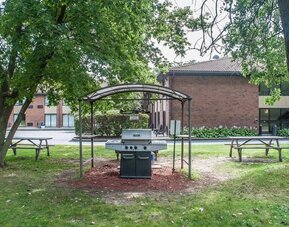 Picnic and BBQ area at Comfort Inn Simcoe.