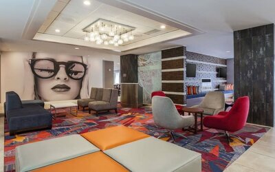 Lounge and coworking space at DoubleTree Atlanta Airport.