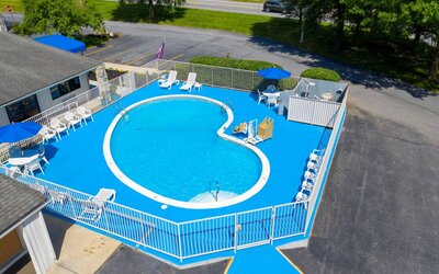 Seasonal outdoor pool at American Inn Carlisle.
