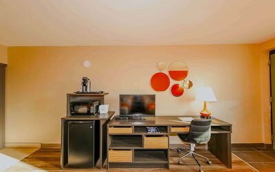 Howard Johnson by Wyndham Winnipeg West