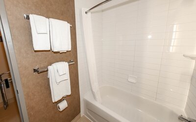 Howard Johnson by Wyndham Winnipeg West
