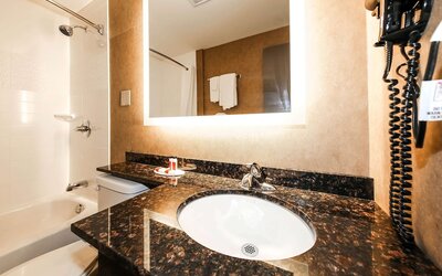 Howard Johnson by Wyndham Winnipeg West